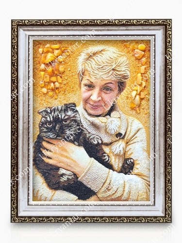 Небольшой портрет из янтаря